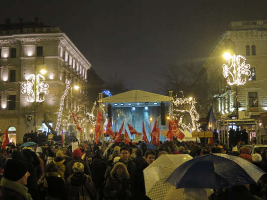 demonstracja przed Opera w Budapeszcie, 2.1.2015